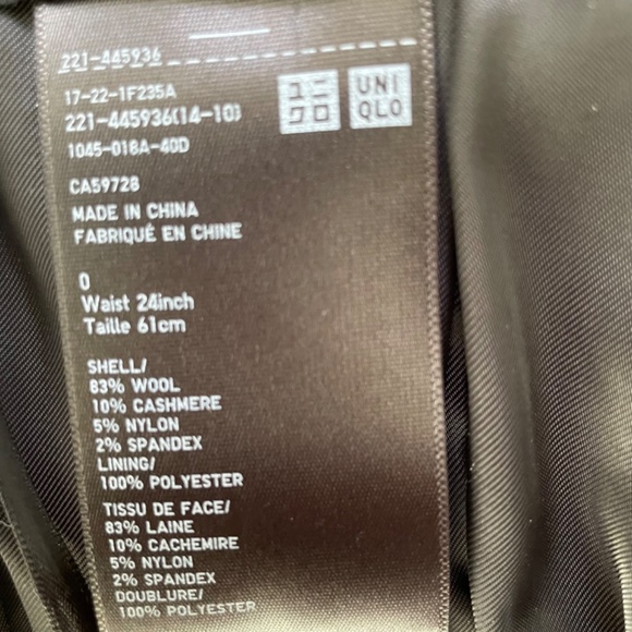 Uniqlo Black Ankle Cropped Pants - Picture 5 of 5